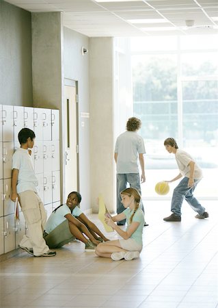 Kids hanging out in hallway of secondary school Foto de stock - Sin royalties Premium, Código: 632-01156736