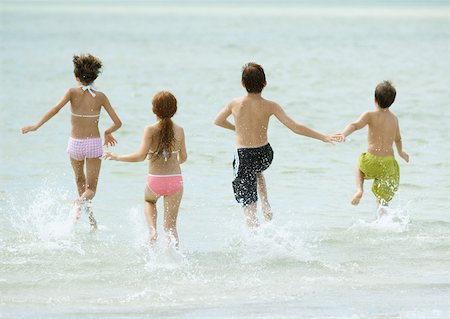 simsearch:632-01150248,k - Children running in surf at beach Foto de stock - Sin royalties Premium, Código: 632-01156986