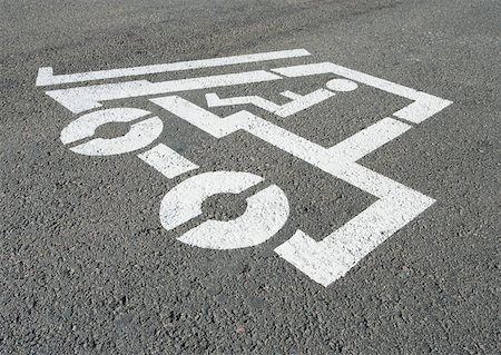 stencil - Forklift pictogram stenciled on asphalt Foto de stock - Sin royalties Premium, Código: 632-01157335