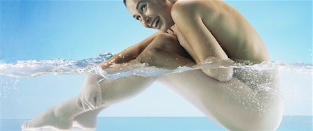 skinny-dipping - Nude woman sitting in water, side view Foto de stock - Sin royalties Premium, Código: 632-01158668