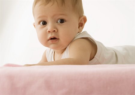 simsearch:632-03027302,k - Baby lying on stomach, holding head up Stock Photo - Premium Royalty-Free, Code: 632-01153292