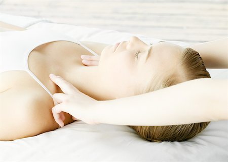 simsearch:696-03400314,k - Femme recevant massage Photographie de stock - Premium Libres de Droits, Code: 632-01153444