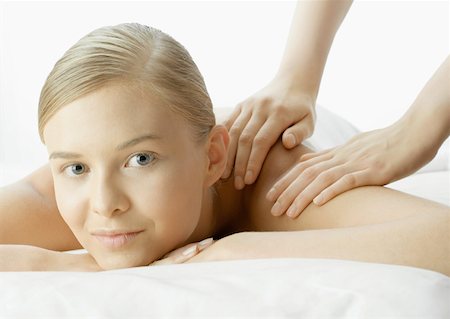 simsearch:696-03400314,k - Femme jouissant de massage Photographie de stock - Premium Libres de Droits, Code: 632-01153467