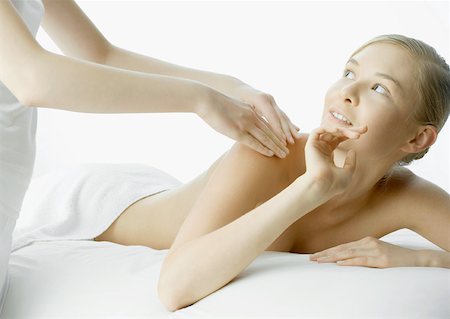 simsearch:696-03400314,k - Femme jouissant de massage Photographie de stock - Premium Libres de Droits, Code: 632-01153460