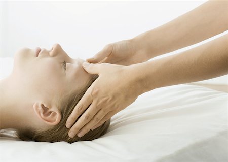 simsearch:400-03950910,k - Femme jouissant de massage de la tête Photographie de stock - Premium Libres de Droits, Code: 632-01153474