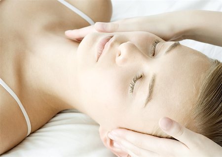 simsearch:696-03400314,k - Femme jouissant de massage Photographie de stock - Premium Libres de Droits, Code: 632-01153478