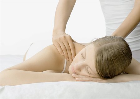simsearch:696-03400314,k - Femme jouissant de massage Photographie de stock - Premium Libres de Droits, Code: 632-01153471