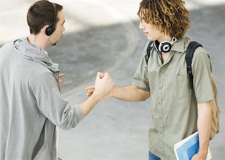 simsearch:614-07146649,k - Two young men shaking hands Foto de stock - Sin royalties Premium, Código: 632-01153579