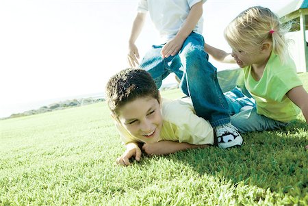 Enfants qui jouent sur l'herbe Photographie de stock - Premium Libres de Droits, Code: 632-01379784