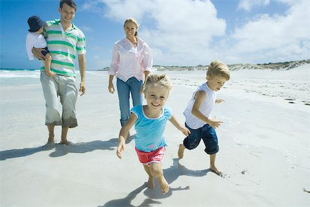 simsearch:633-01715682,k - Family on beach Stock Photo - Premium Royalty-Free, Code: 632-01380017