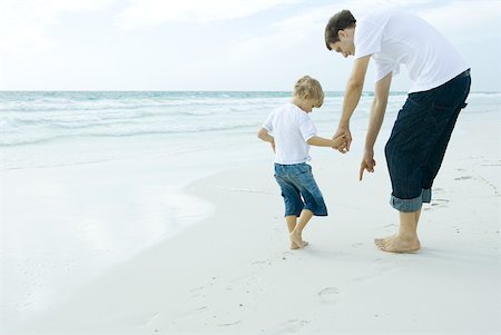 simsearch:6109-06003758,k - Man and son on beach, man pointing to sand Stock Photo - Premium Royalty-Free, Code: 632-01380366