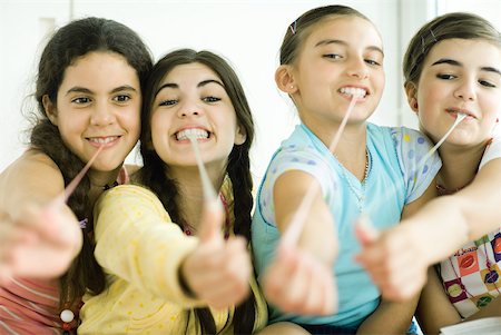 simsearch:696-03394065,k - Four young female friends pulling chewing gum out of mouths Foto de stock - Sin royalties Premium, Código: 632-01380408