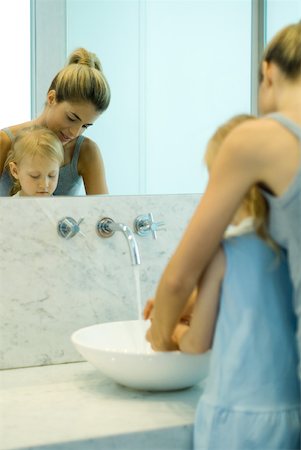 family bathroom mirror - Mère et fille, lavage des mains Photographie de stock - Premium Libres de Droits, Code: 632-01380676