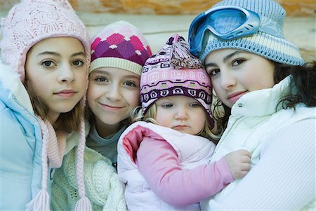 simsearch:632-01156716,k - Trois filles ados ou préados avec enfant en bas âge, portant tous l'hiver Manteaux et chapeaux, portrait Photographie de stock - Premium Libres de Droits, Code: 632-01611820