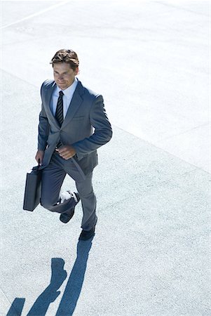simsearch:632-05401320,k - Businessman carrying briefcase, walking Foto de stock - Sin royalties Premium, Código: 632-01612919