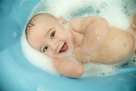 sudsy - Naked baby in bathtub, smiling at camera Stock Photo - Premium Royalty-Free, Code: 632-01613281