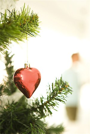 simsearch:632-06404194,k - Heart shaped Christmas ornament hanging on Christmas tree, cropped view Foto de stock - Sin royalties Premium, Código: 632-01613345