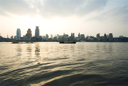 China, Guangdong Province, Guangzhou, view of high rises from river Foto de stock - Sin royalties Premium, Código: 632-01637934