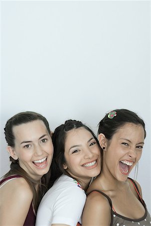 simsearch:695-03376693,k - Trois jeunes amis femmes souriant à la caméra, tête et épaules, portrait Photographie de stock - Premium Libres de Droits, Code: 632-01638383