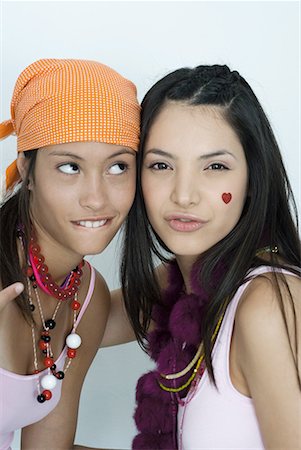 simsearch:695-03376693,k - Deux jeunes amis féminins avec portrait ensemble, joues Photographie de stock - Premium Libres de Droits, Code: 632-01638408