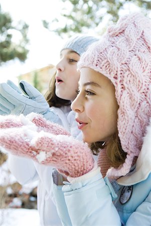 Two young friends holding up handfuls of snow, side view Stock Photo - Premium Royalty-Free, Code: 632-01638452