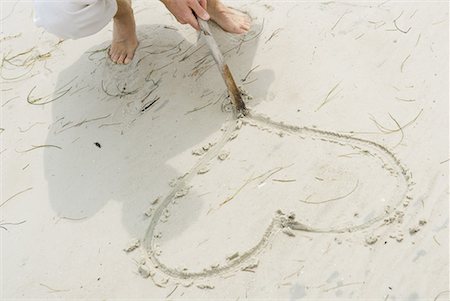 simsearch:632-03898264,k - Man tracing heart in sand with stick, high angle view, cropped view Foto de stock - Sin royalties Premium, Código: 632-01638851