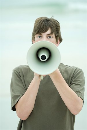 Teen boy à l'aide de porte-voix, vue de face Photographie de stock - Premium Libres de Droits, Code: 632-01785461