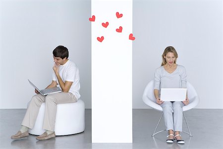 Homme et femme à l'aide d'ordinateurs portables, cœurs flottant dans l'air entre eux Photographie de stock - Premium Libres de Droits, Code: 632-02283020