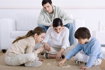 simsearch:632-01150248,k - Family spending time together, mother and children playing dominoes, father watching Foto de stock - Sin royalties Premium, Código: 632-02345180