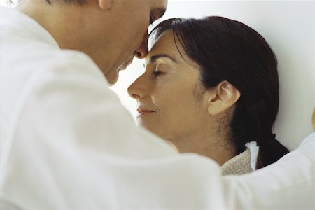 stalemate - Couple standing close together, face to face, eyes closed, cropped Foto de stock - Sin royalties Premium, Código: 632-02745117