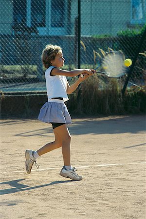 Petite fille jouant au tennis Photographie de stock - Premium Libres de Droits, Code: 632-03027102