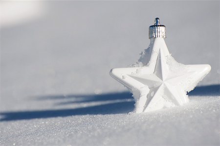 Star Christmas ornament in snow Stock Photo - Premium Royalty-Free, Code: 632-03027643