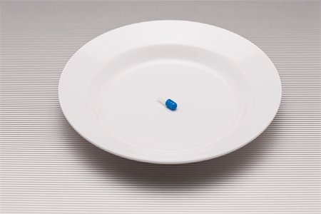 Single pill on plate Stock Photo - Premium Royalty-Free, Code: 632-03193558