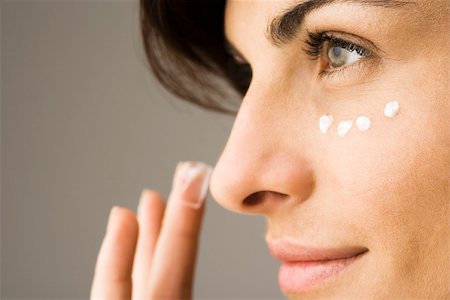 prevention - Young woman applying undereye cream Foto de stock - Sin royalties Premium, Código: 632-03403349