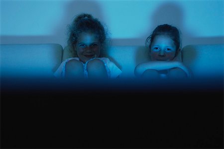 Deux filles, regarder la télévision ensemble dans la nuit Photographie de stock - Premium Libres de Droits, Code: 632-03424711