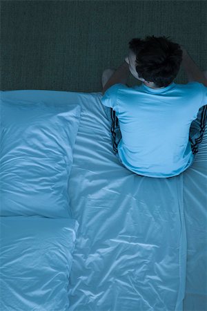 Man sitting on bed unable to sleep Foto de stock - Sin royalties Premium, Código: 632-03500823