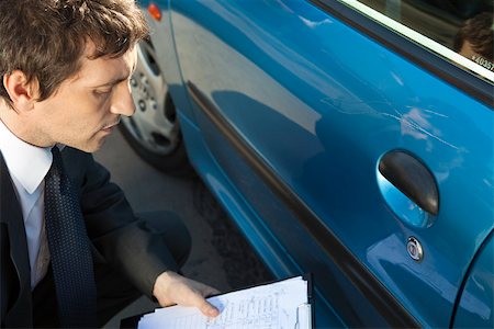 Expert en sinistres examinant les dommages à l'extérieur de la voiture Photographie de stock - Premium Libres de Droits, Code: 632-03500874