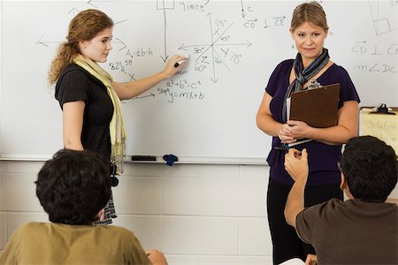 student whiteboard - Teacher explaining mathematics to students in classroom Foto de stock - Sin royalties Premium, Código: 632-03516521