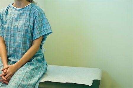 Patient waiting on examination table Stock Photo - Premium Royalty-Free, Code: 632-03516722