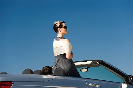 simsearch:614-06625108,k - Young woman standing up in convertible looking at view Foto de stock - Sin royalties Premium, Código: 632-03516819