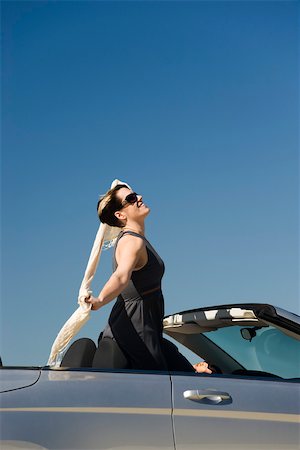 simsearch:614-06625108,k - Woman standing up in convertible with arms outstretched enjoying the outdoors Foto de stock - Sin royalties Premium, Código: 632-03516854