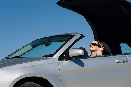 Woman putting convertible top down preparing for drive on summer day Foto de stock - Sin royalties Premium, Código: 632-03516858