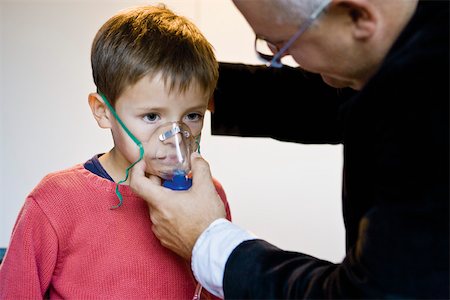 people with oxygen masks - Boy receiving oxygen treatment Foto de stock - Sin royalties Premium, Código: 632-03629711