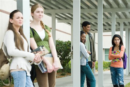 High school students waiting under covered walkway for bus after school Foto de stock - Sin royalties Premium, Código: 632-03630187