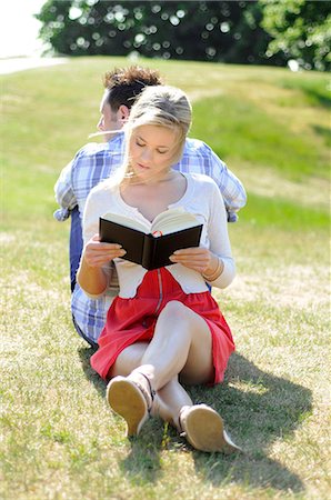 simsearch:632-03083700,k - Couple sitting back to back reading in park Stock Photo - Premium Royalty-Free, Code: 632-03651767