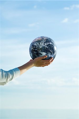 Holding fitness ball in cupped hands Foto de stock - Sin royalties Premium, Código: 632-03651858