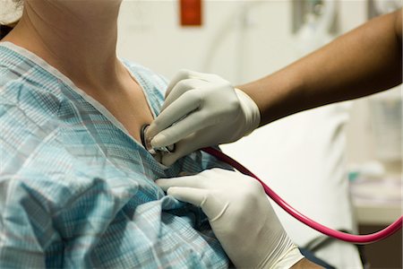 Médecin à l'écoute de la poitrine du patient avec stéthoscope Photographie de stock - Premium Libres de Droits, Code: 632-03754376