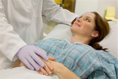 sympathy - Doctor comforting female patient Foto de stock - Sin royalties Premium, Código: 632-03754388