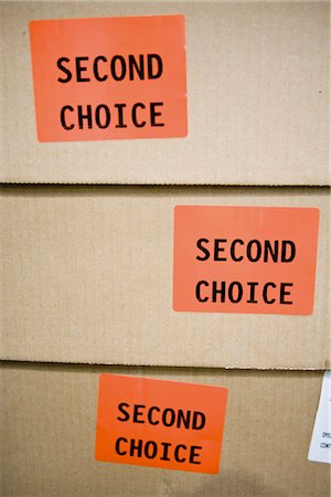 Cardboard boxes labeled with stickers reading "second choice" Foto de stock - Sin royalties Premium, Código: 632-03754517