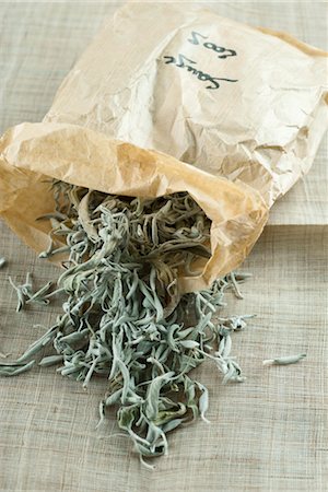 seco - Bag of dried sage leaves Foto de stock - Sin royalties Premium, Código: 632-03754668